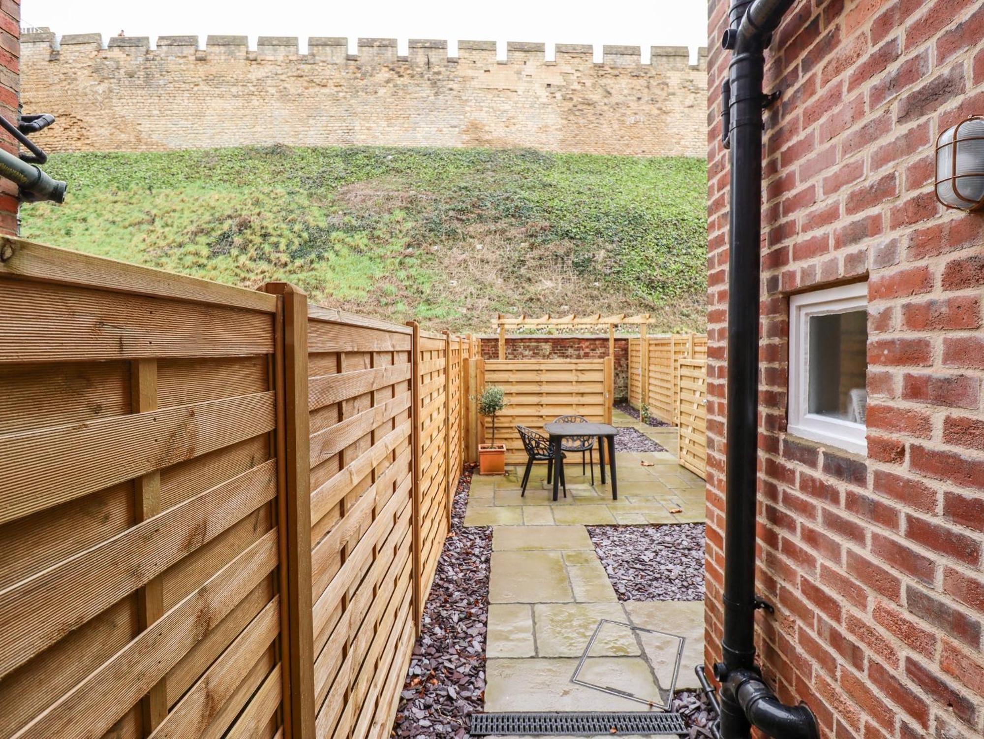 17 Union Road Basement Apartment Lincoln Exterior photo